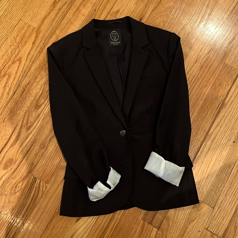 Aritzia blazer, great condition, size 2 black